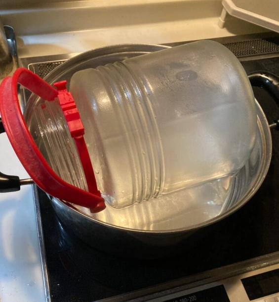 柿酢作り用の容器を煮沸消毒して殺菌している工程