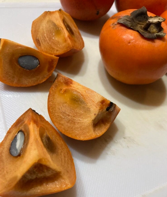 柿酢作りのためにカットした完熟柿と種の状態