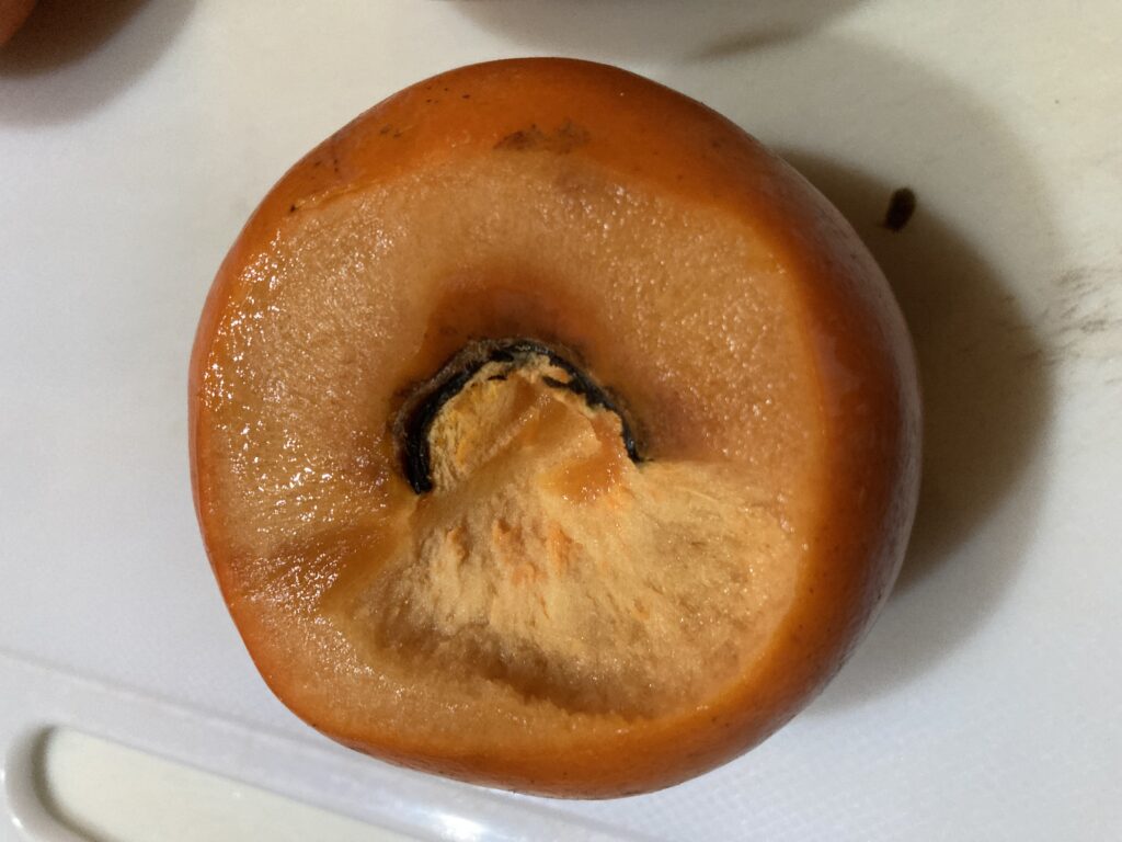 柿のヘタを取る