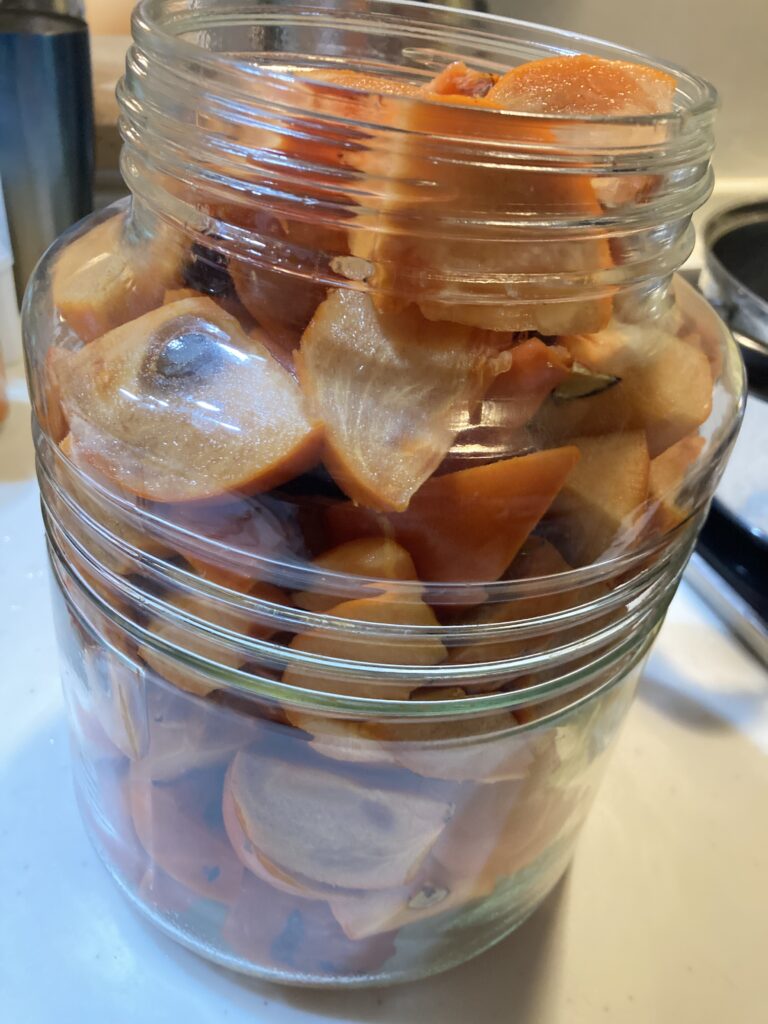 柿を瓶に詰める