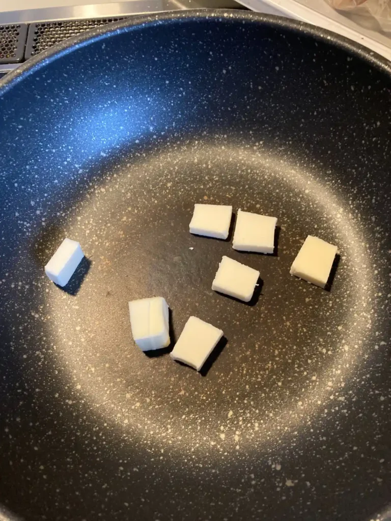 フライパンでバターを溶かしてカレー作りの下準備をする様子