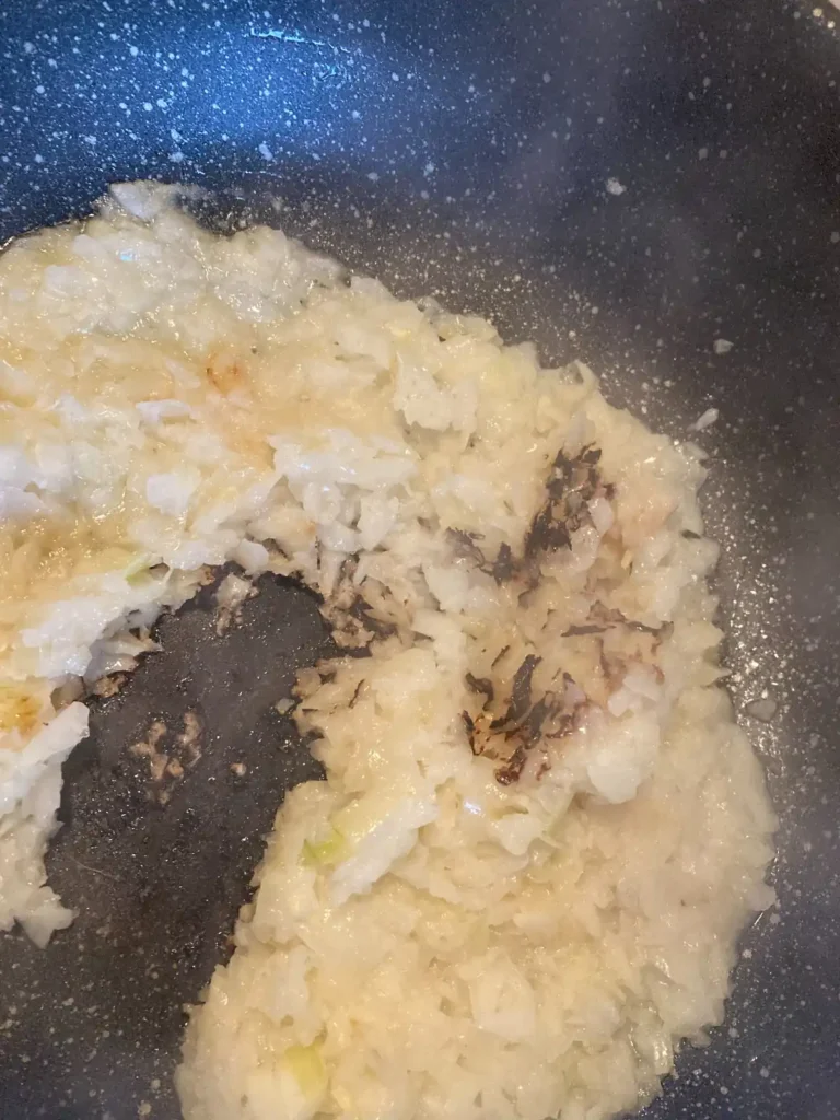 飴色玉ねぎを作るためにあえて玉ねぎを焦がしながら炒める工程