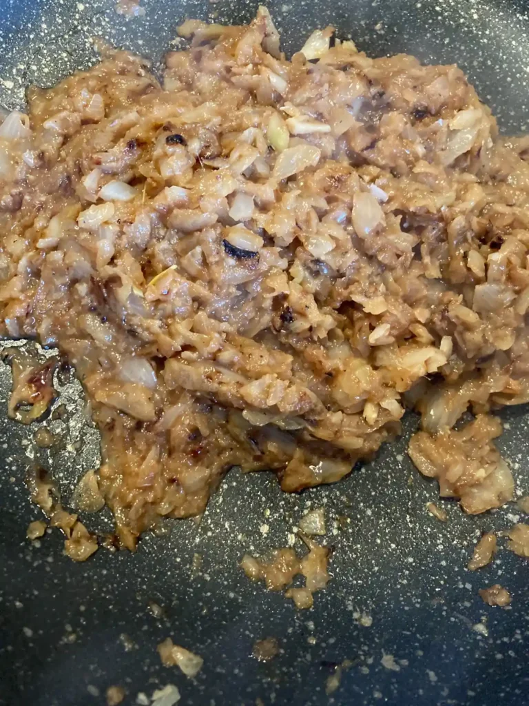 リンゴ入りピリ辛大人カレー用に炒めて完成した飴色玉ねぎ