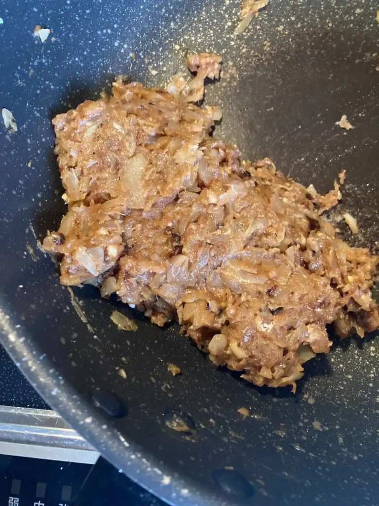飴色玉ねぎに小麦粉とスパイスを加えてカレールー状にした状態