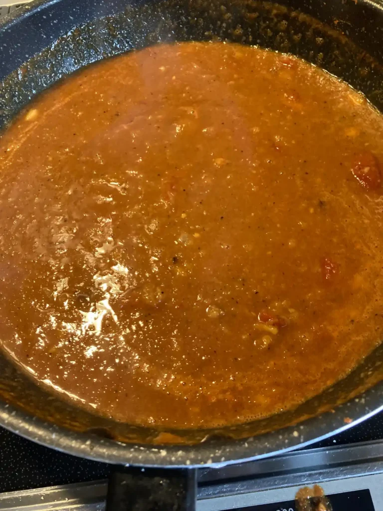 リンゴの甘みとスパイスを効かせたピリ辛大人カレーの完成写真