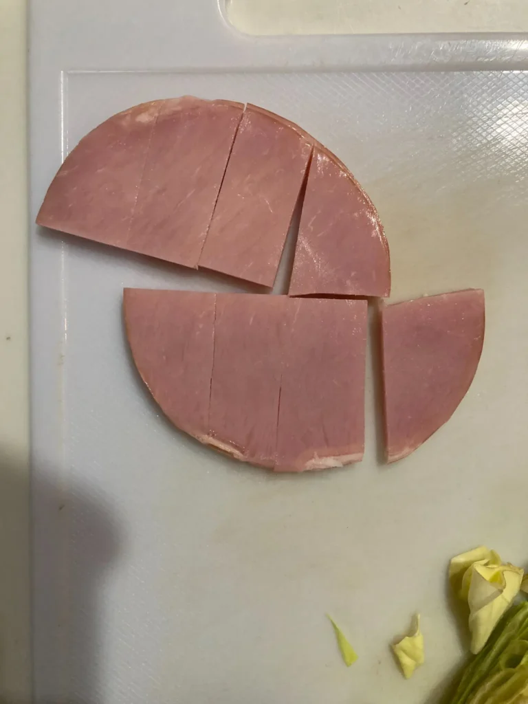 サンドイッチ用にハムを食べやすい大きさに切る下準備の写真