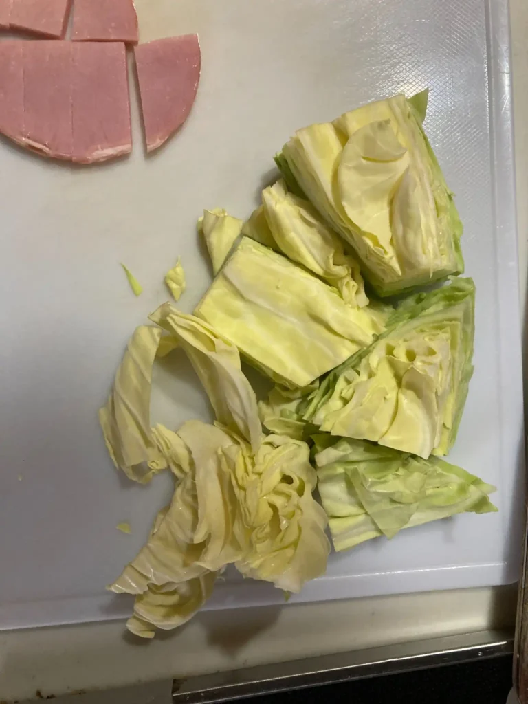 サンドイッチ用にキャベツを食べやすい大きさに切った下準備の写真