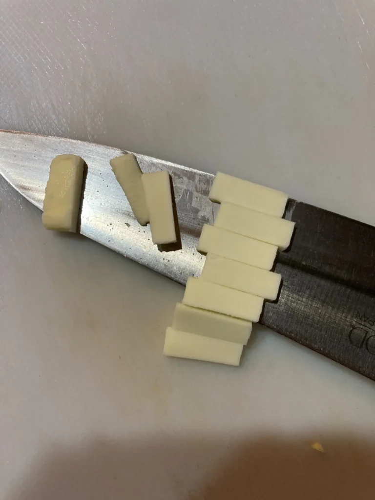 節約のためトースト用バターを小さくカットして使う準備