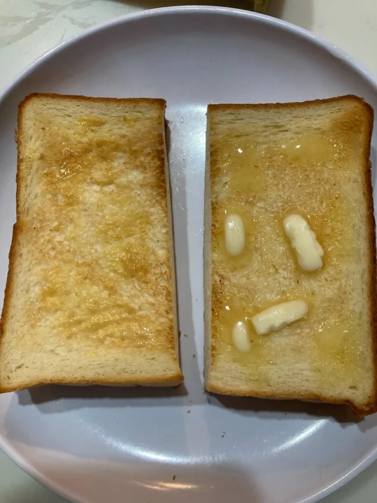 右側にバター、左側にからしを塗った食パントーストの比較写真
