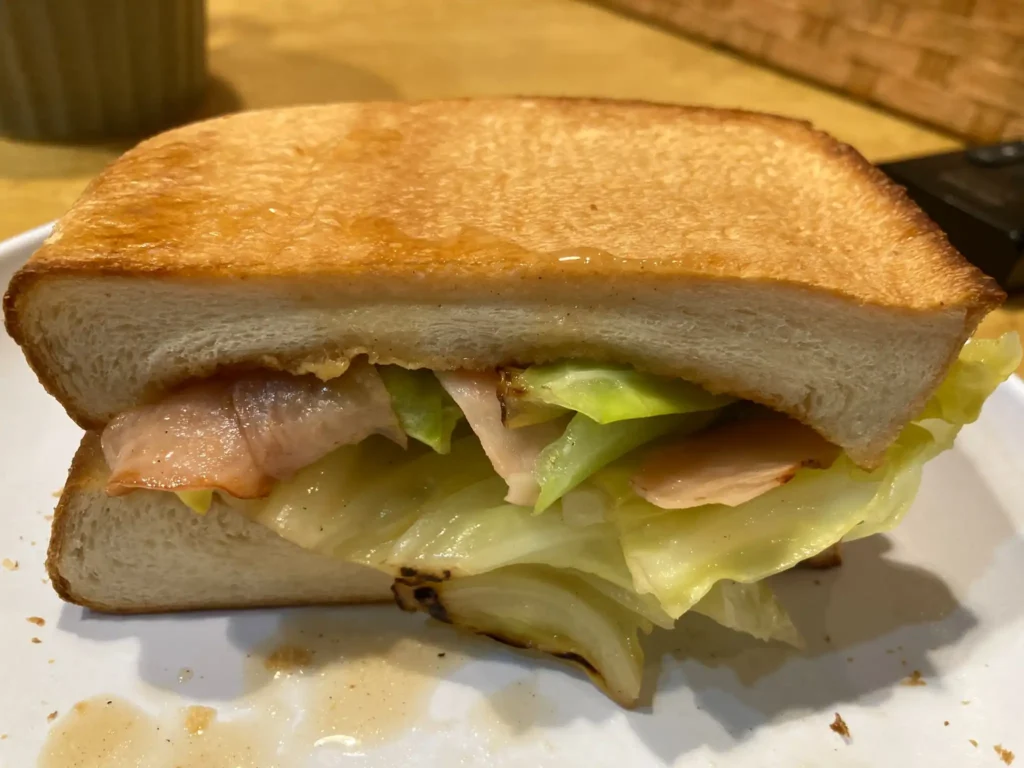 キャベツとベーコンをたっぷり挟んだ食パンサンドイッチの完成形