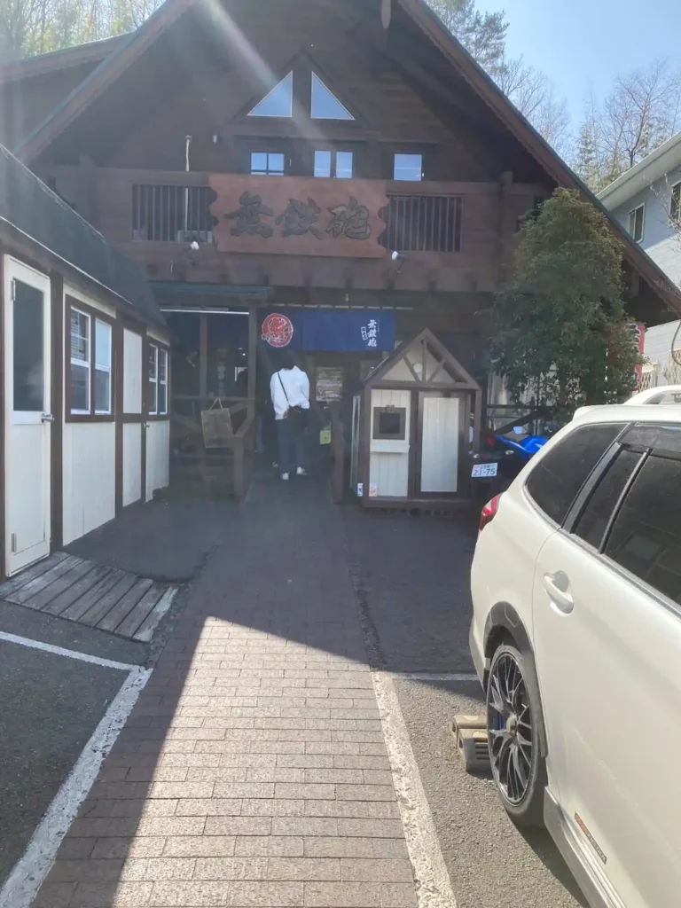 木造ログハウス風のラーメン店の外観と入口