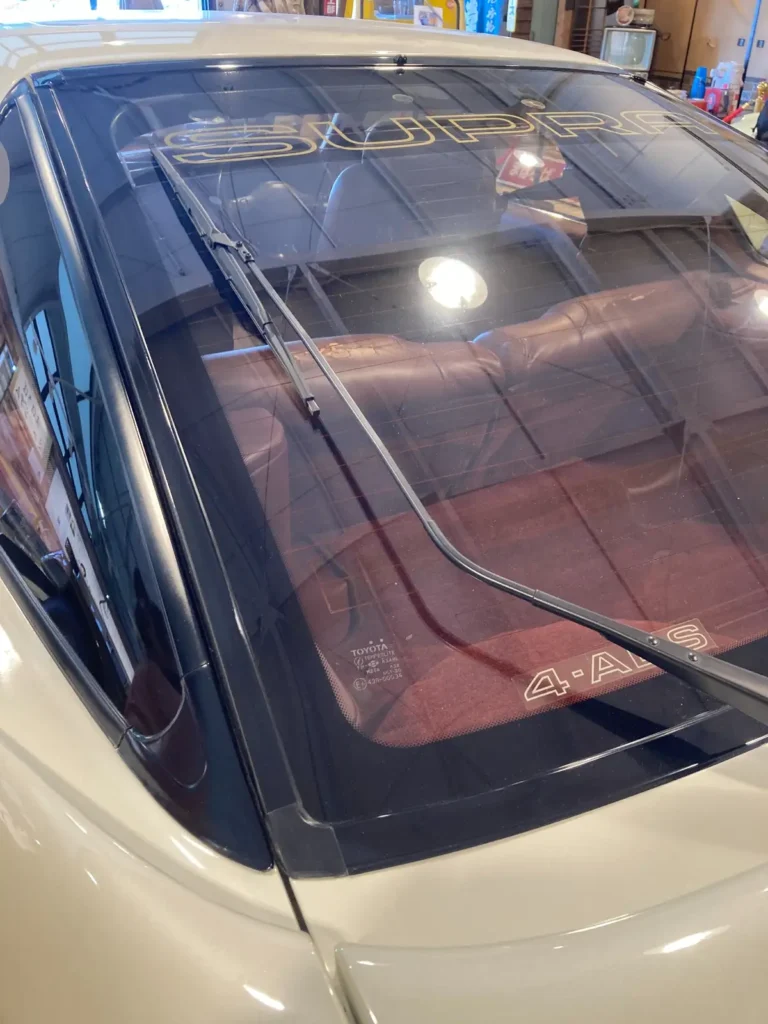 「トヨタ スープラ JZA70型のリアウインドウとSUPRAロゴ」