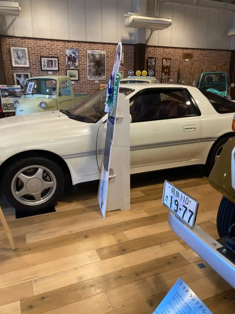 トヨタ スープラ JZA70型のサイドビュー(屋内展示)