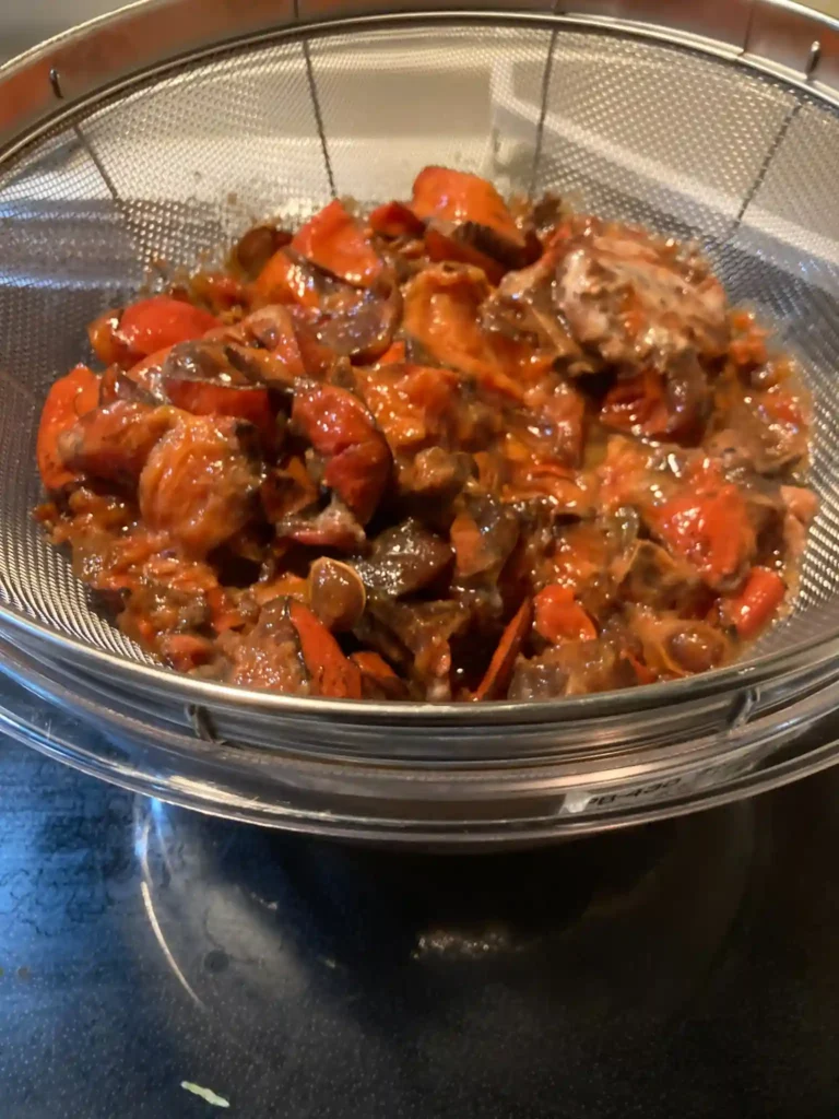 発酵した柿をこして果肉と柿酢原液を分ける作業の様子