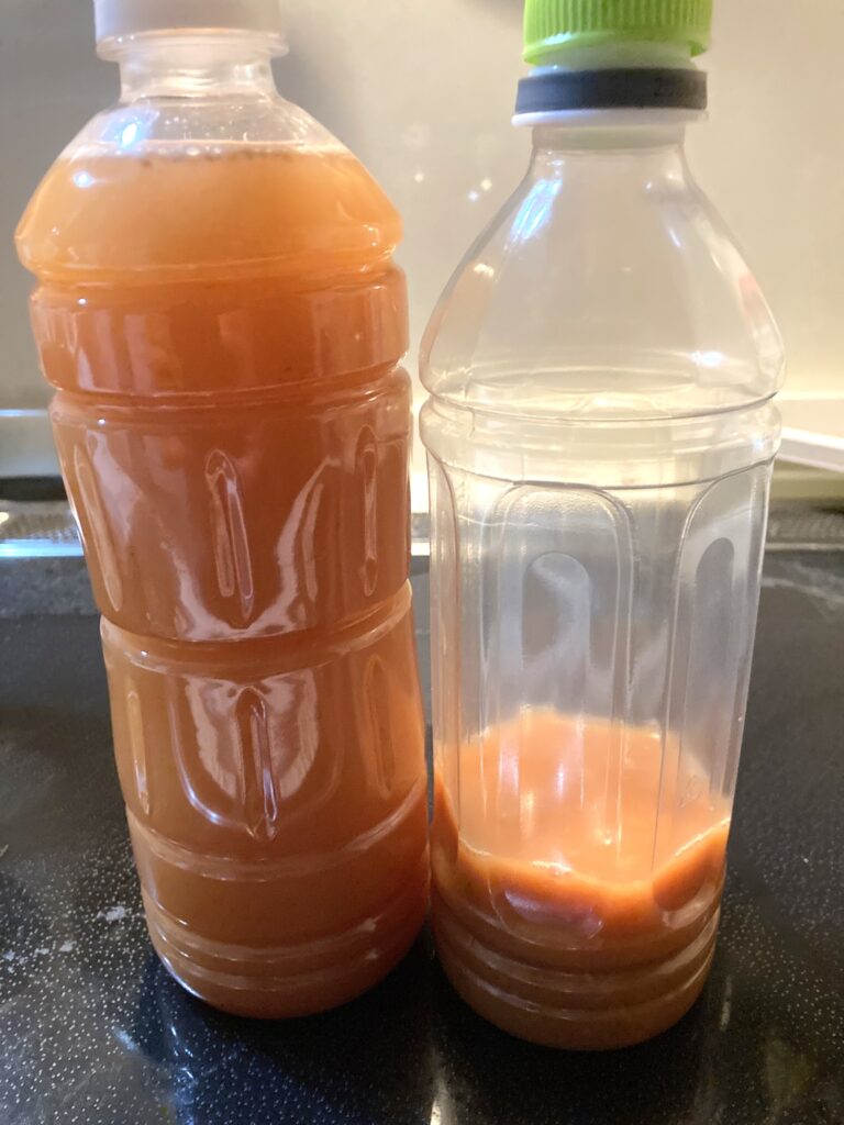 柿酢をペットボトルに入れた写真