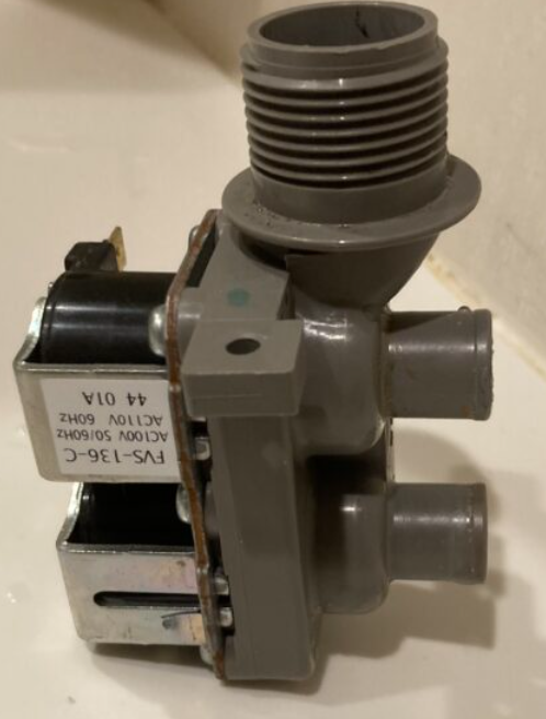 洗濯機はパナソニック製　型式はNA-FS90H6Jの給水弁の写真