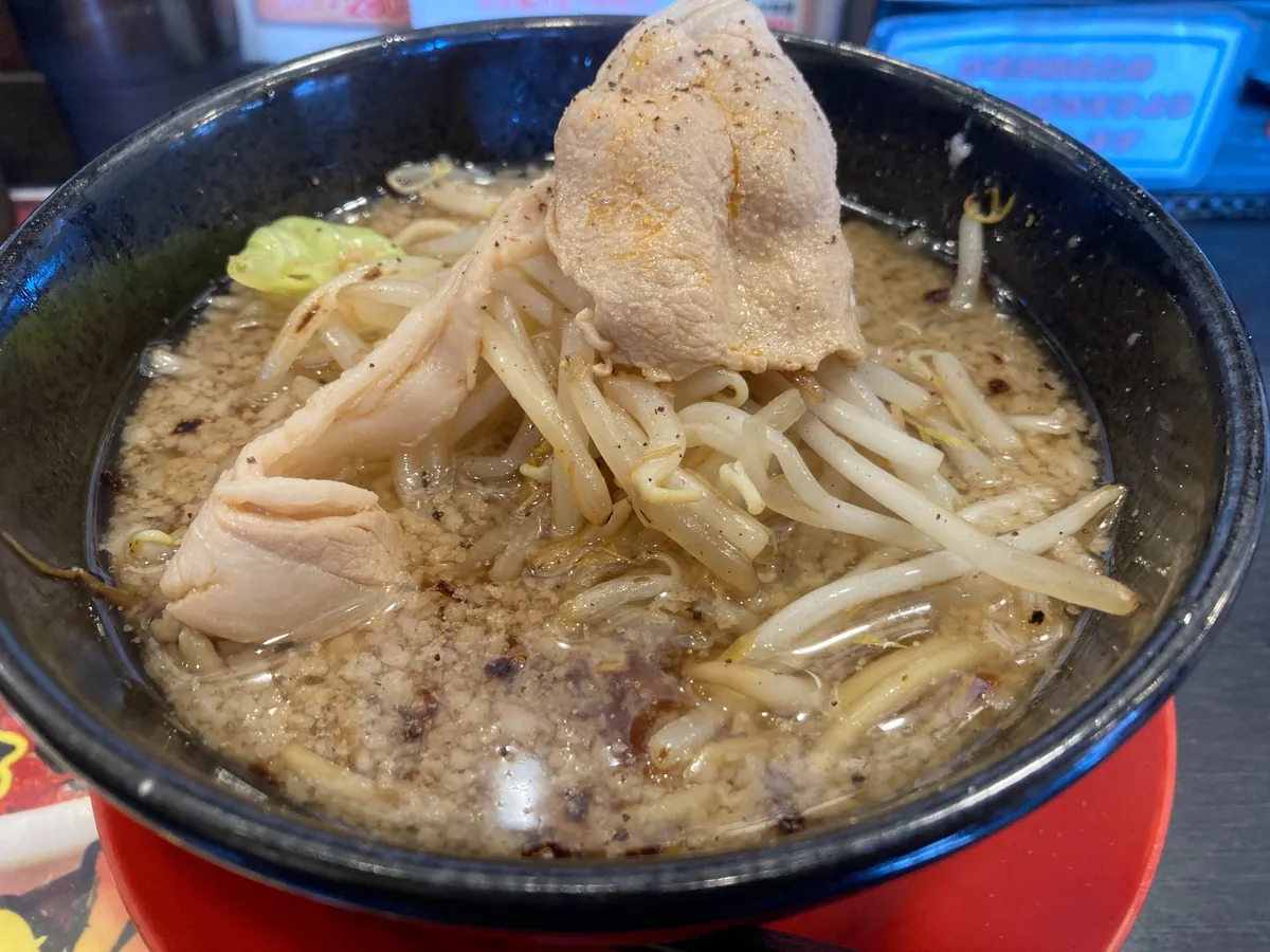 神戸ちぇりー亭の「ド根性の醤油」ラーメン（チャーシュー・味玉入り）