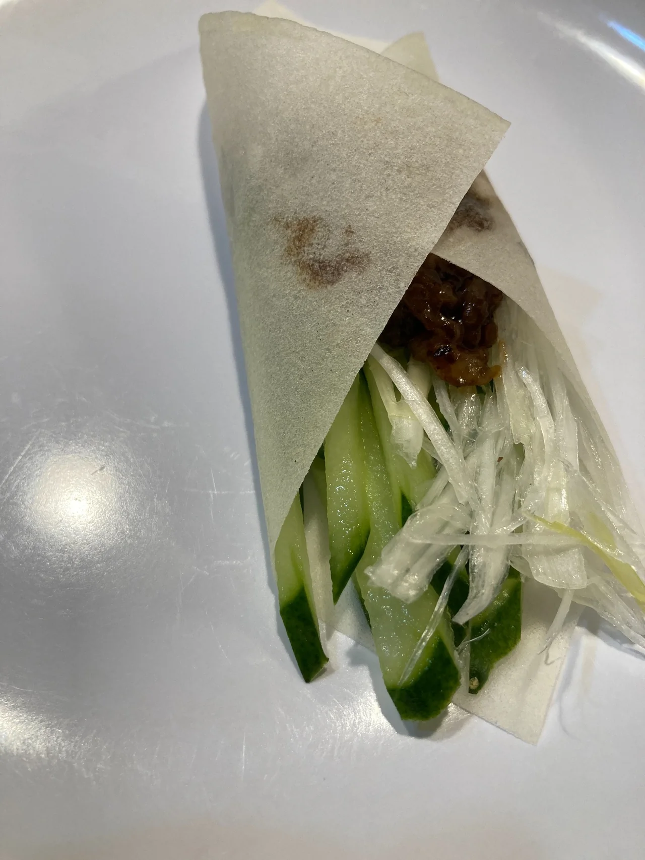 牛肉ときゅうり、白ねぎをクレープ生地で包んだ牛肉のクレープ包みの完成イメージ