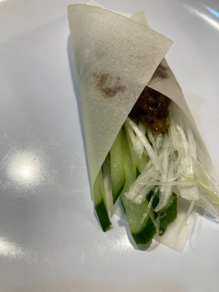 牛肉ときゅうり、白ねぎをクレープ生地で包んだ牛肉のクレープ包みの写真