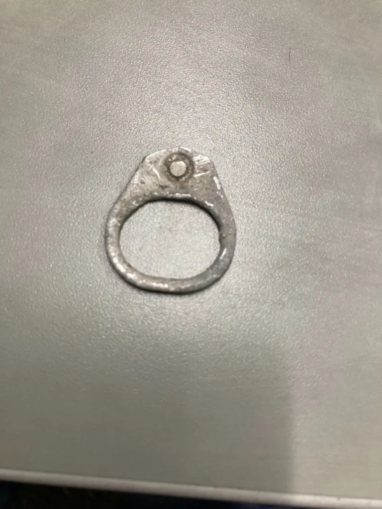 昔の缶ジュースに使われていた取り外し式プルタブの写真