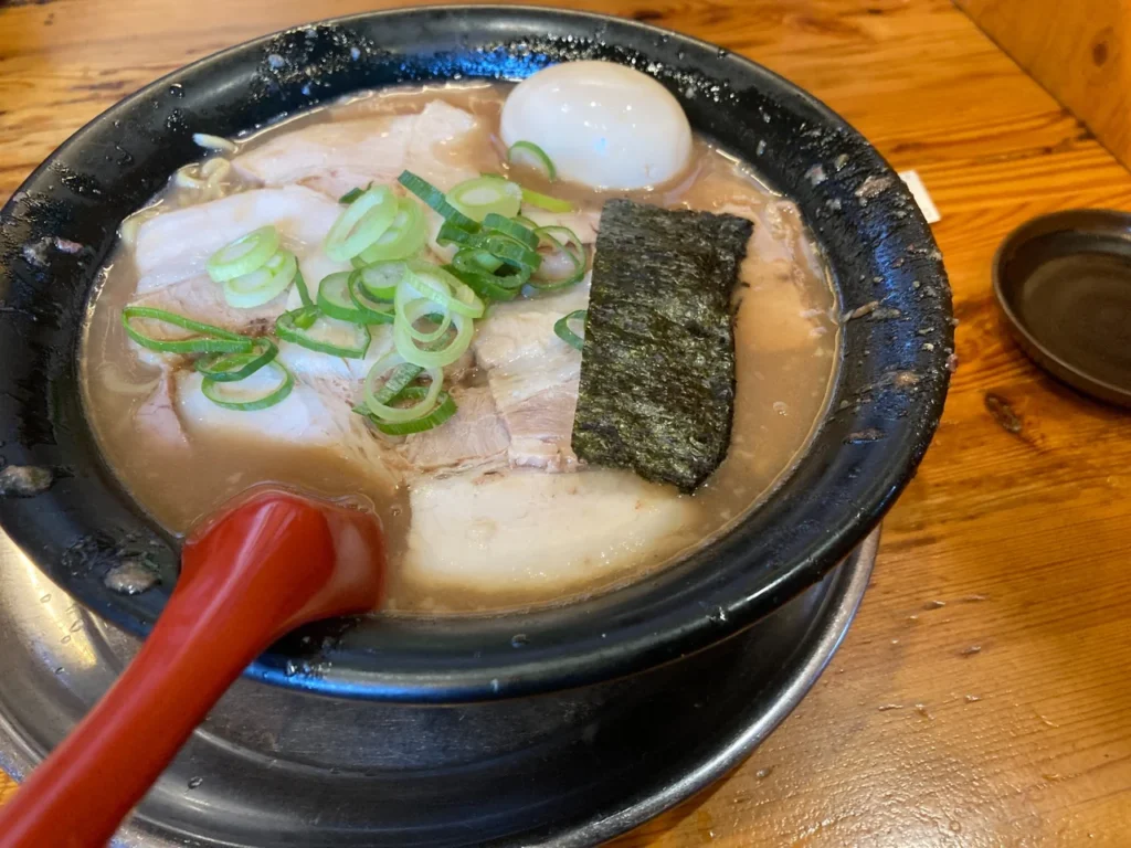 チャーシューと味玉入りの濃厚豚骨ラーメンの写真