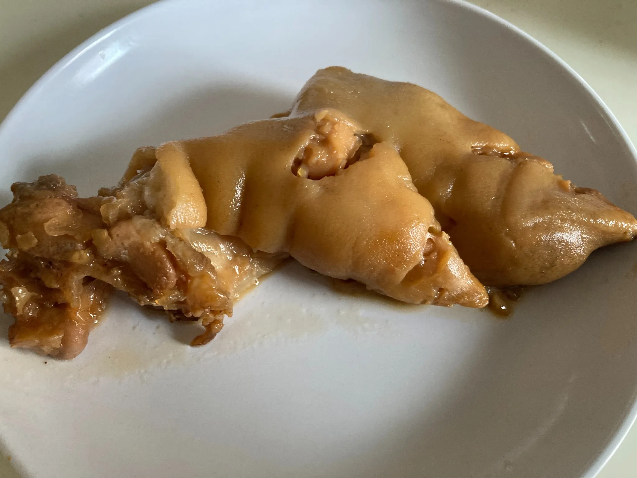 自宅でじっくり煮込んだトロトロ豚足の煮込み料理の完成写真