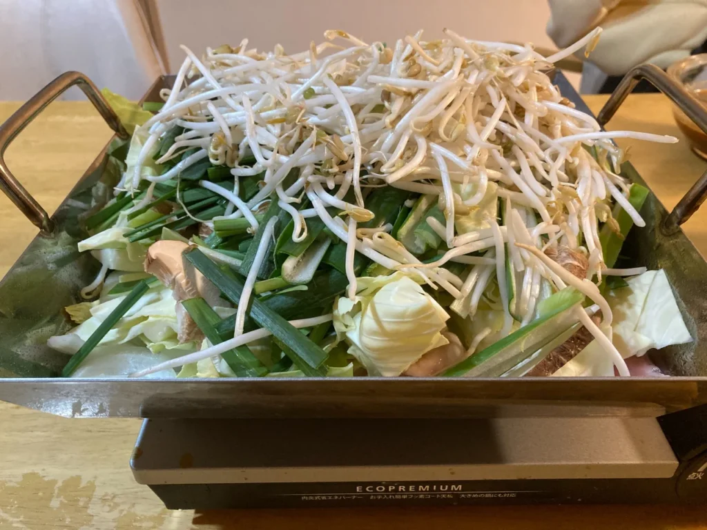野菜ともやしを山盛りにしたチリトリ鍋（火をつける前の状態）