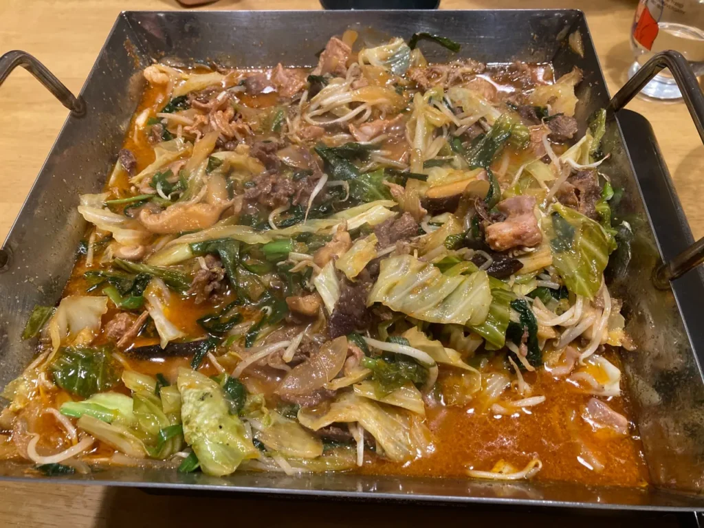 完成したチリトリ鍋（牛肉と野菜を甘辛ダレで煮込んだ大阪名物鍋）
