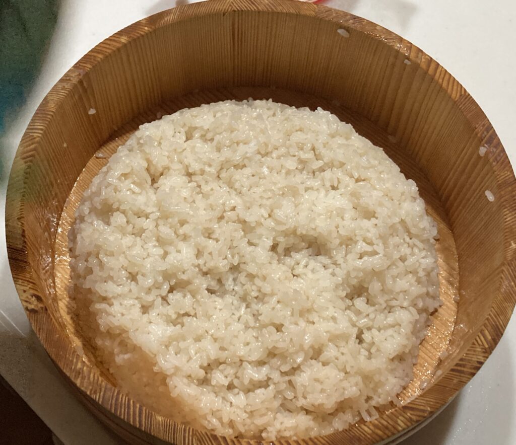 木製の飯台（はんだい）に入った酢飯。混ぜ終わった状態の寿司ご飯。