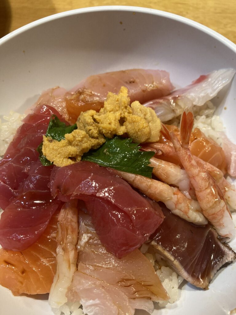 柿酢で作った酢飯の上にマグロやエビ、ウニなどをのせた海鮮丼。