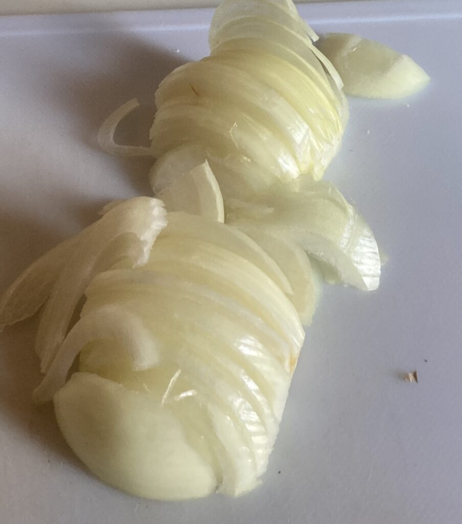 暗殺者のパスタの下準備でスライスした玉ねぎ