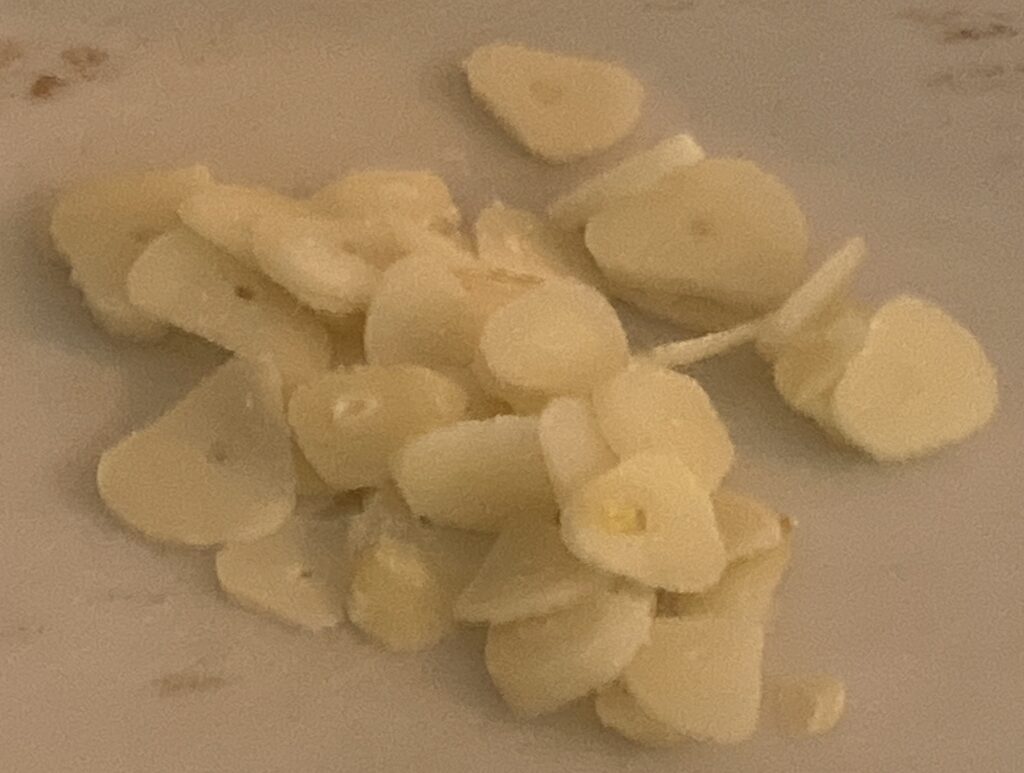 暗殺者のパスタの下準備で切ったにんにく