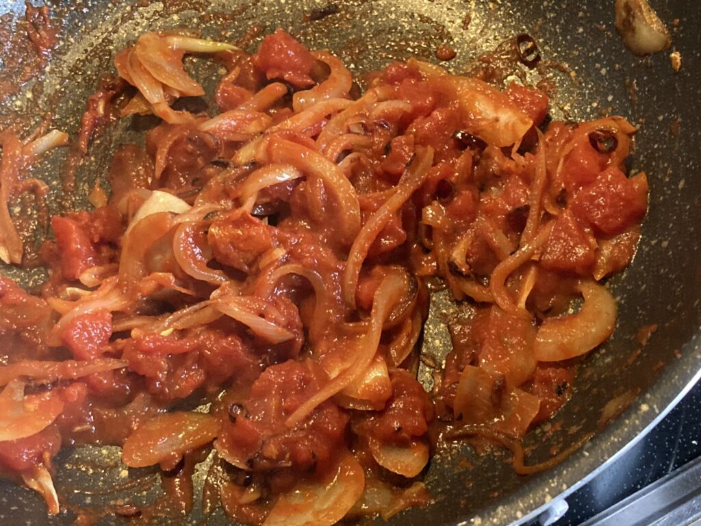 暗殺者のパスタのトマトソースを炒めている工程