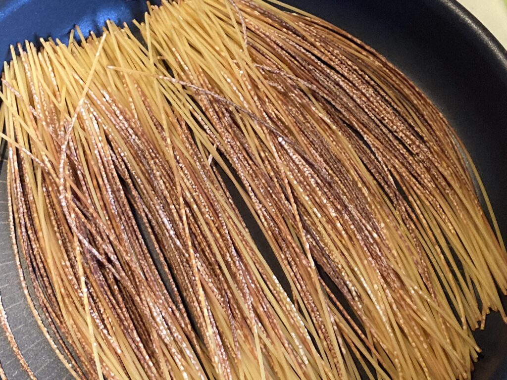 暗殺者のパスタでパスタを焼いている工程