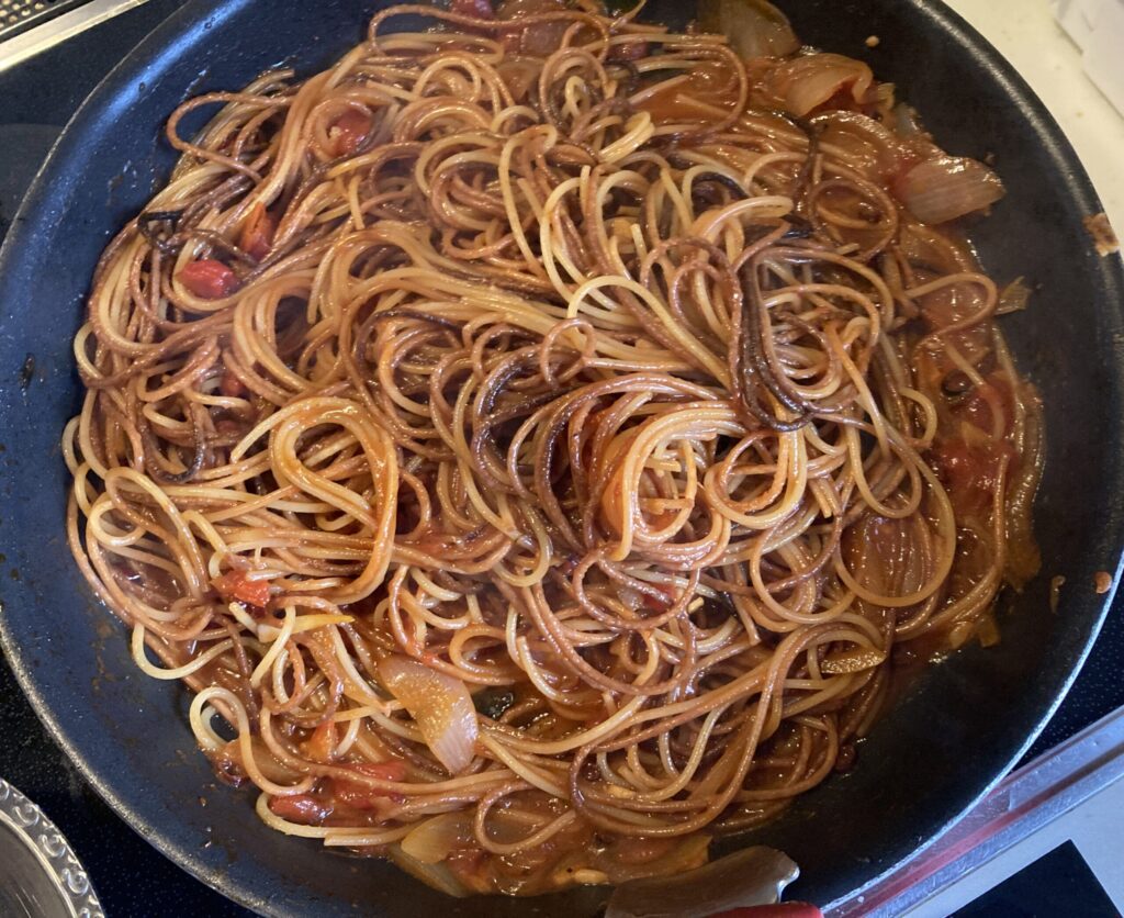 暗殺者のパスタを強火で水分を飛ばして仕上げる工程