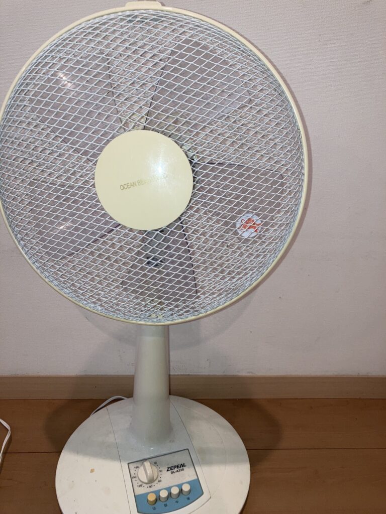 電力量計で消費電力を測定しているACモーターの家庭用扇風機の写真