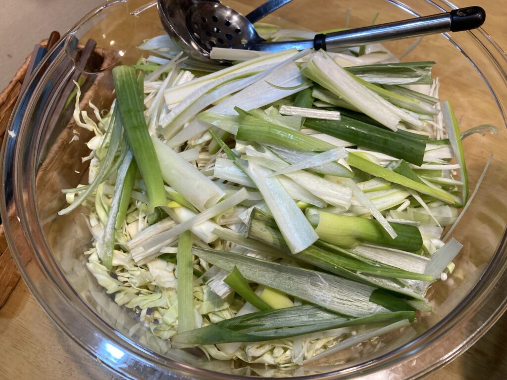 豚しゃぶキャベツ鍋の具材用にカットしたキャベツと長ネギ