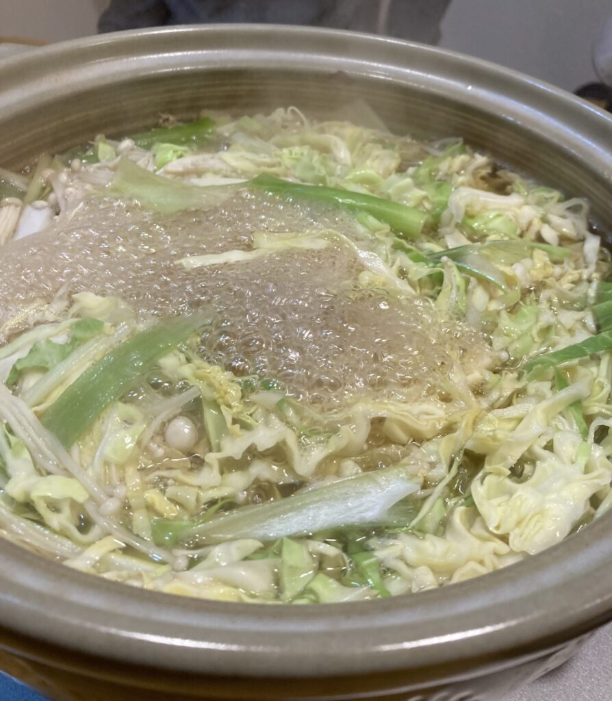 キャベツとネギを入れた豚しゃぶキャベツ鍋