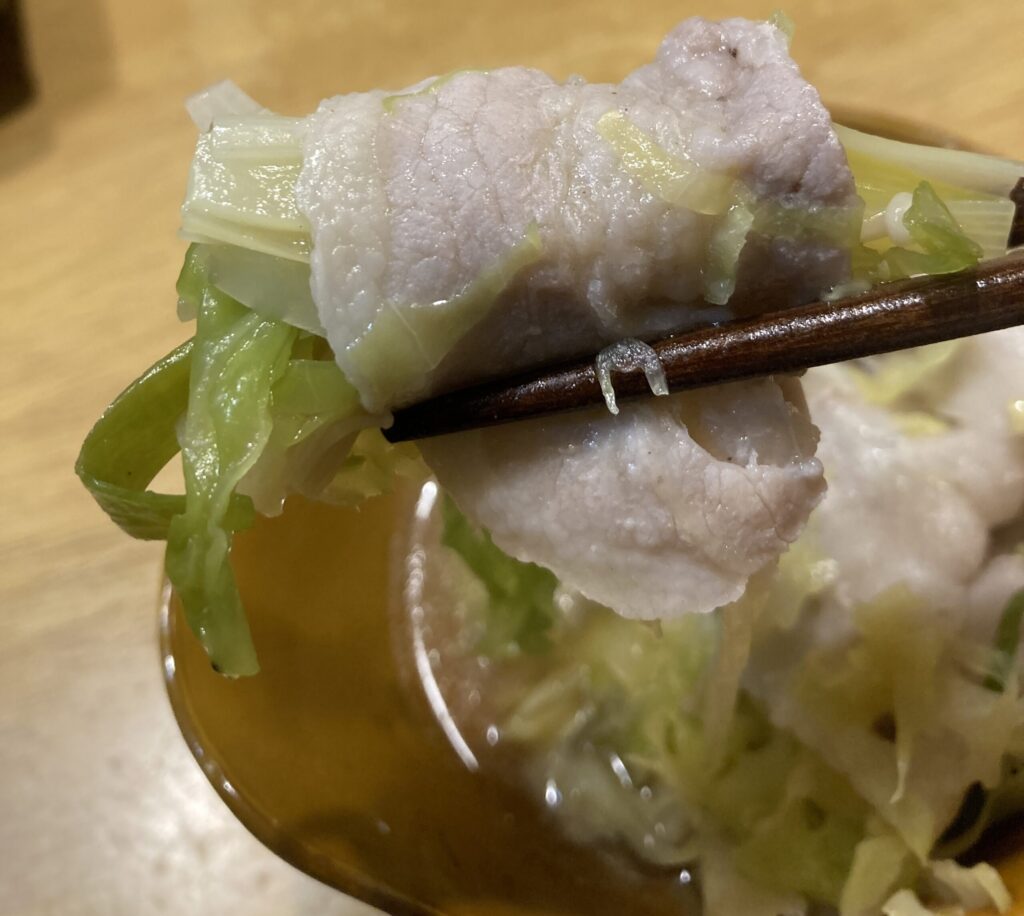 キャベツを豚肉で巻いて食べる豚しゃぶキャベツ鍋