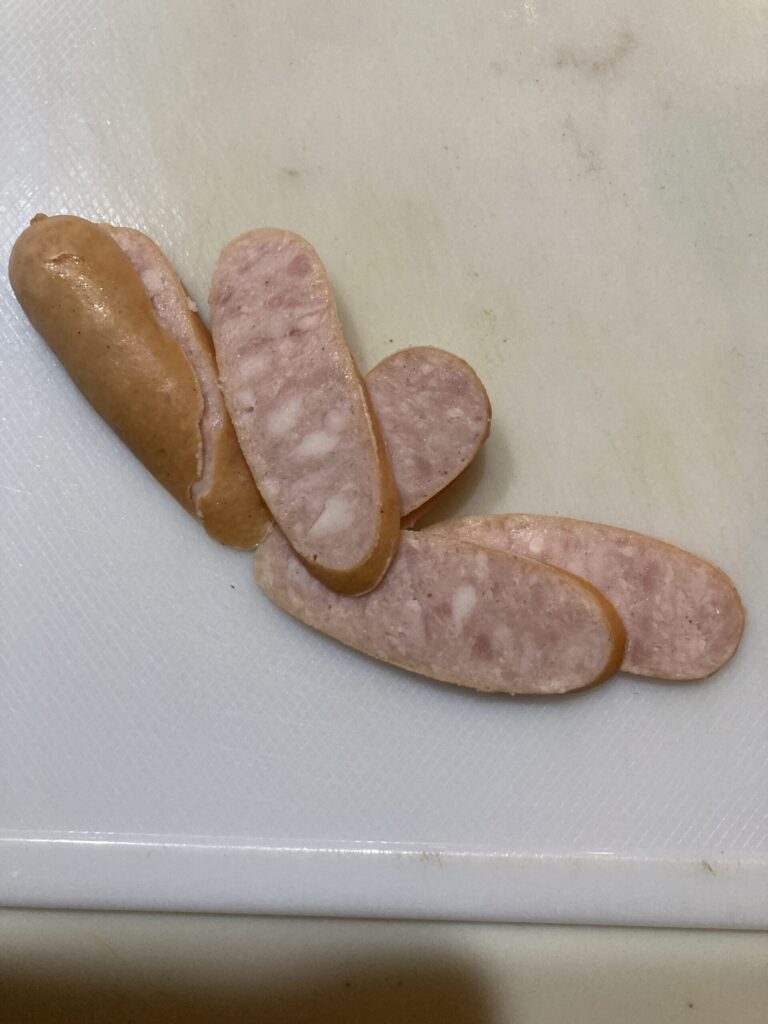 トーストにのせるためにスライスしたウインナー