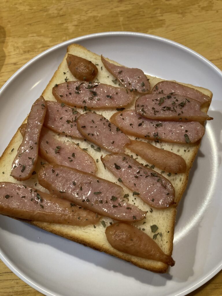 食パンにウインナーを並べたウィンナートーストの作り方