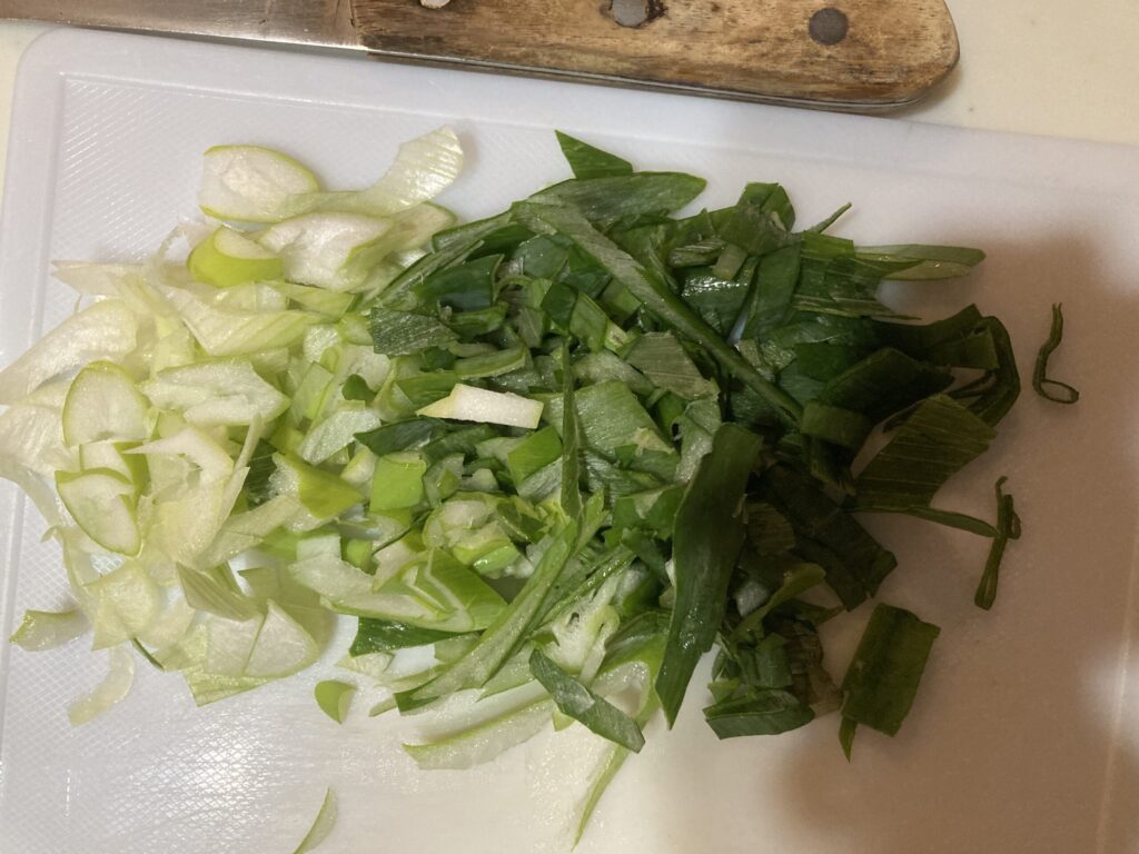 麻婆豆腐用にネギをみじん切りにしている様子