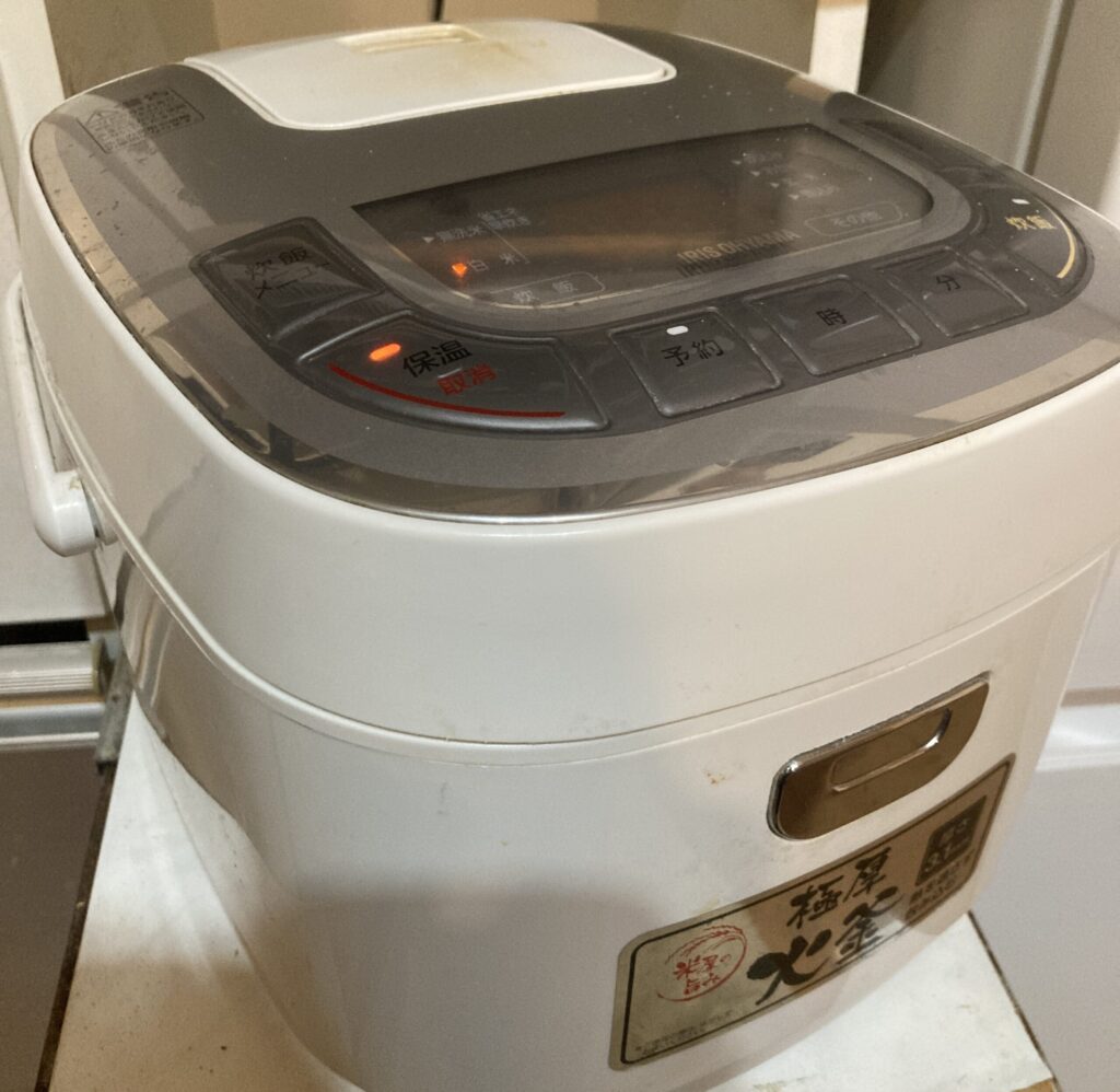 電気代測定に使用したアイリスオーヤマ製マイコンジャー炊飯器ERC-MC50-Wの外観。家庭用5合炊きモデルの実機写真