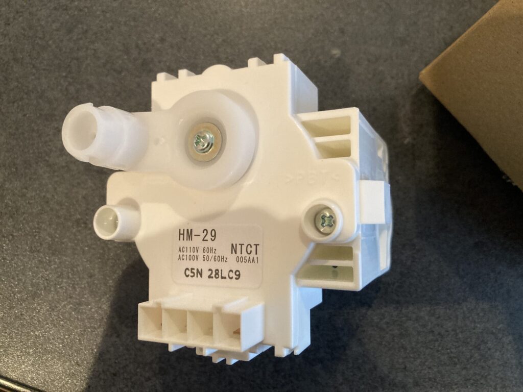 洗濯機のクラッチ故障を疑い交換した部品の写真