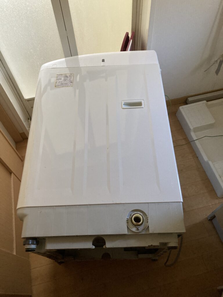 洗濯機を分解修理するため横に倒した状態
