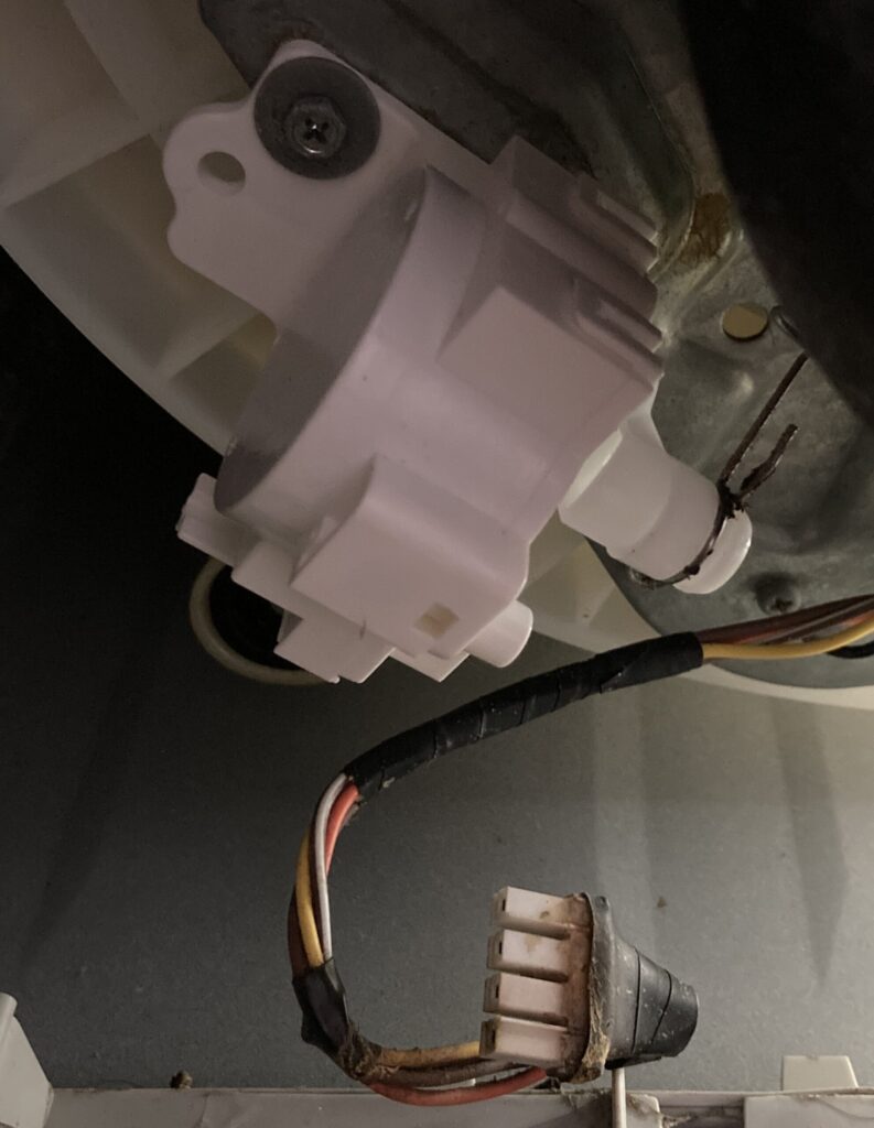 洗濯機クラッチ交換で新しいクラッチ部品を取り付けた様子