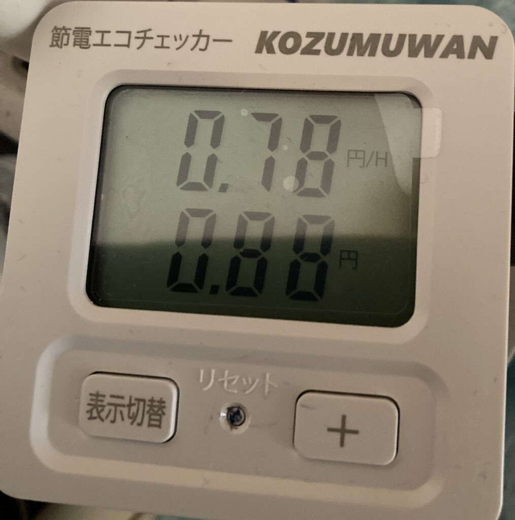 エコチェッカーKOZUMUWANでテレビの電気代と消費電力量を測定している表示