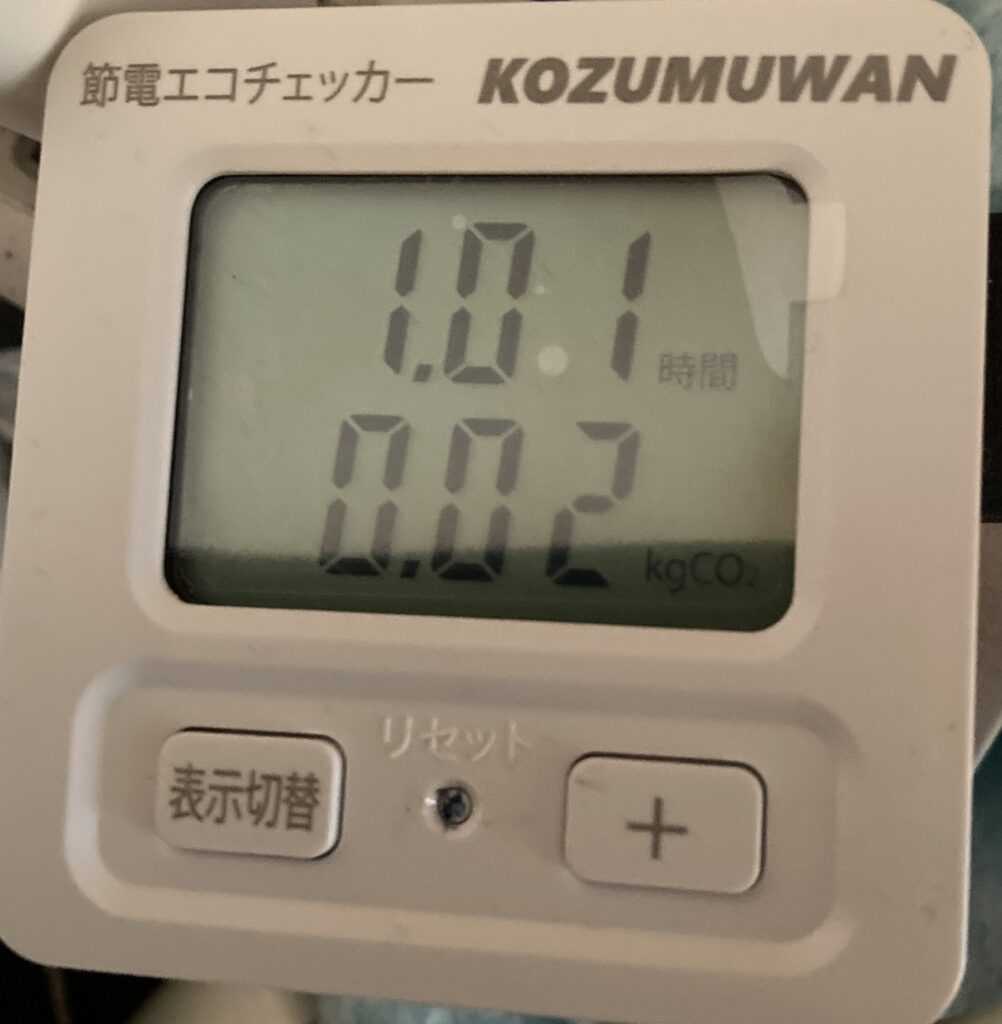 エコチェッカー（KOZUMUWAN）でテレビの消費電力量と電気代を測定した表示画面