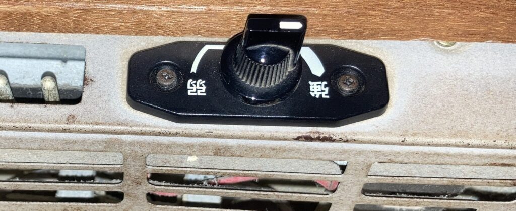 こたつヒーターの温度調整つまみ（弱〜強）