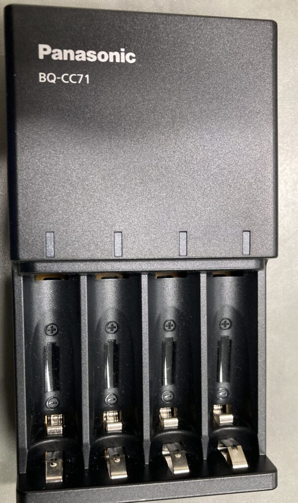 Panasonic単三電池用充電器BQ-CC71AM-Kの本体と電池スロット部分の写真